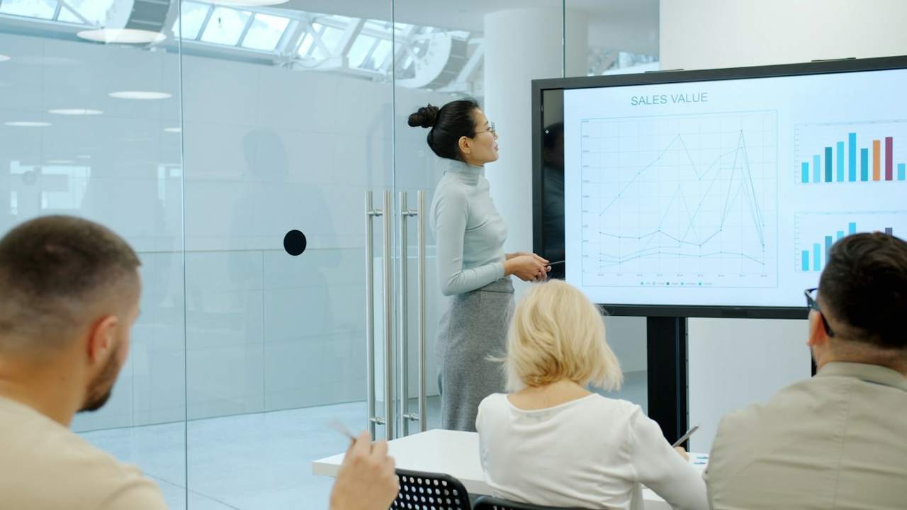 Persone al lavoro in ufficio